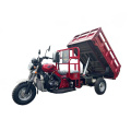 Un triciclo tuktuk que usa un sistema hidráulico para descargar